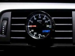 Turner Motorsport Boost Gauge with Vent Pod - Blue & White E9x